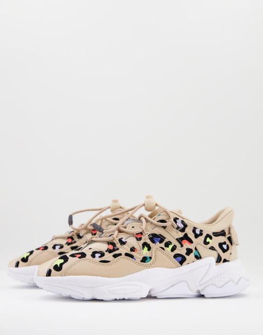 adidas Originals – Ozweego – Plus – Beige träningsskor med färgat leopardmönster