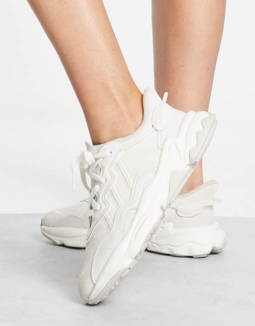 adidas Originals – Weiß Ozweego in Sneaker gebrochenem – | ASOS