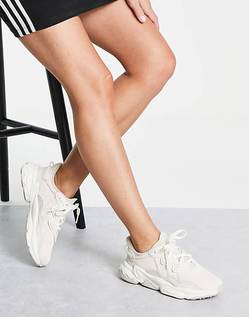 adidas Originals – Ozweego – Sneaker in gebrochenem Weiß | ASOS