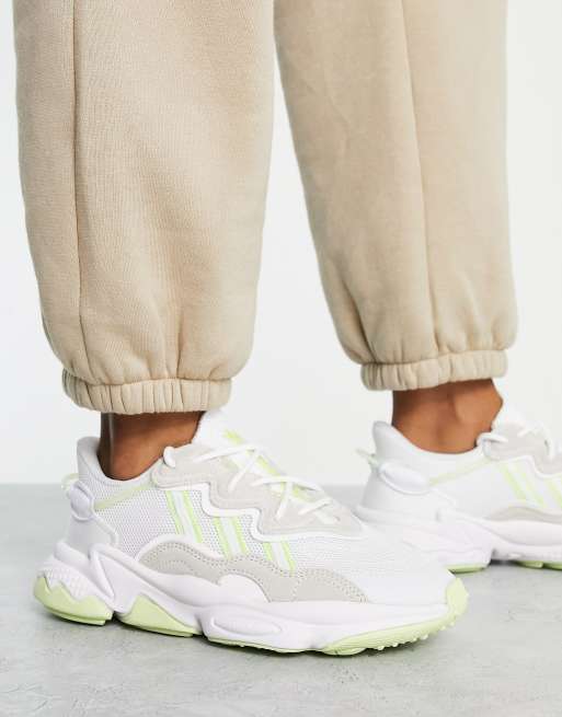 adidas Originals – Ozweego – Sneaker in Weiß mit limettengrünen Details |  ASOS