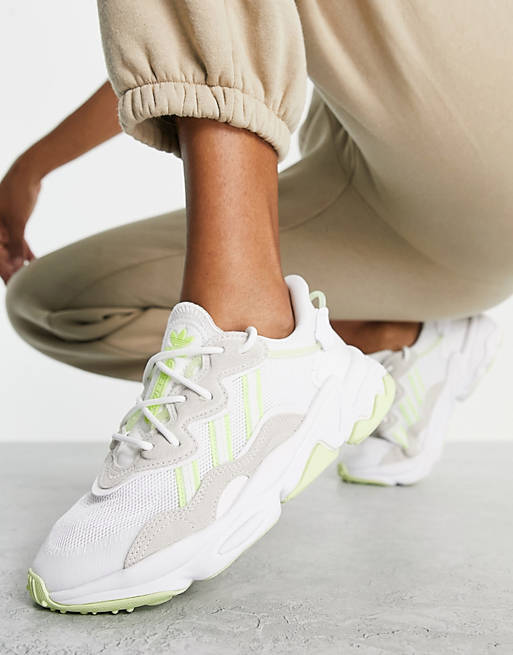 adidas Originals – Ozweego – Sneaker in Weiß mit limettengrünen Details |  ASOS