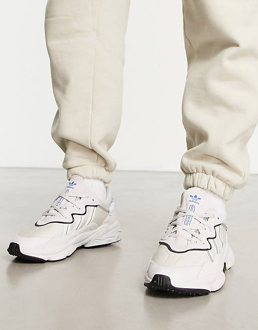 adidas Originals – Ozweego – Sneaker in Weiß und Grau | ASOS