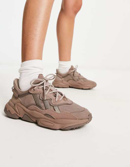 Kauwgom gemakkelijk te kwetsen Positief adidas Originals Ozweego sneakers in brown | ASOS