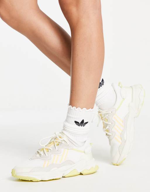 adidas Originals - Ozweego - Sneakers in gebroken wit met gele details