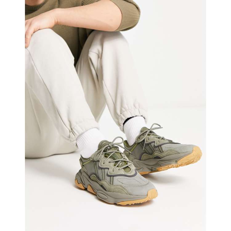 adidas Originals Ozweego Sneakers in olijfgroen ASOS