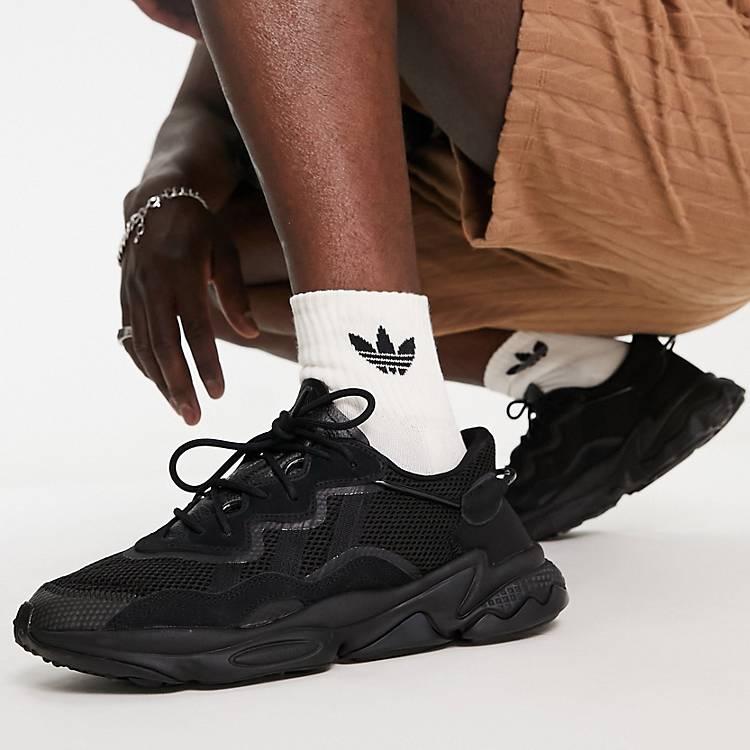 cebolla Mayo Ejecutar adidas Originals Ozweego sneakers in triple black | ASOS