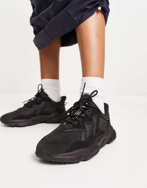 pasado queso Rendición adidas Originals Ozweego sneakers in triple black | ASOS