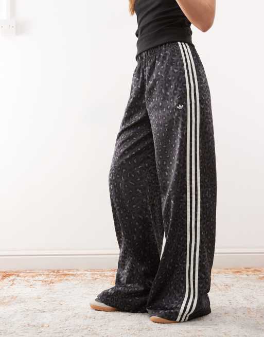 adidas Originals - Pantalon de survêtement ample en satin imprimé léopard - Noir | ASOS