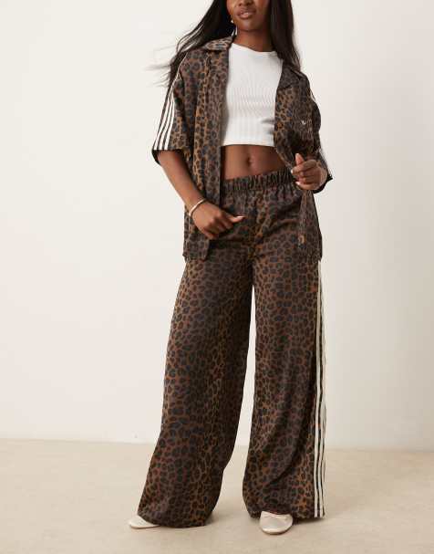 adidas Originals - Pantalon de survêtement ample en satin imprimé léopard - view 1