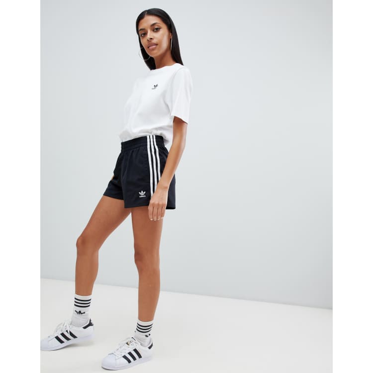 adidas Originals Pantaloncini neri con logo a tre strisce ASOS