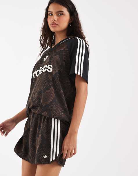 adidas Originals - Pantalones cortos marrón oscuro con estampado de serpiente de satén - view 1