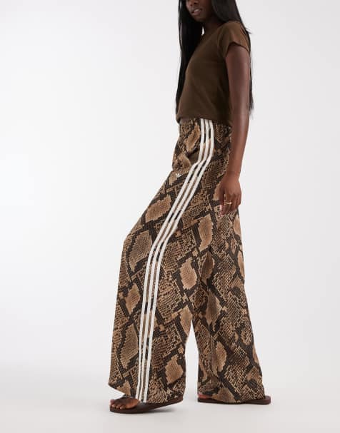 adidas Originals - pantalones de chándal satinados de pernera ancha en marrón claro con estampado de serpiente - view 1