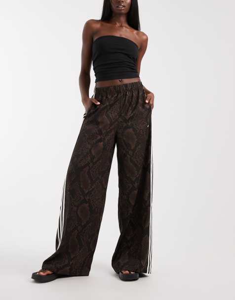 adidas Originals - pantalones de chándal satinados de pernera ancha en marrón oscuro con estampado de serpiente - view 1