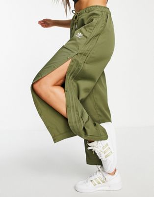 scarf Accor pest adidas Originals - Pantaloni comodi kaki con bottoni a pressione | ASOS