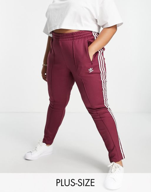 adidas Originals Plus - adicolor - Trainingsbroek met 3-Stripes in karmozijnrood