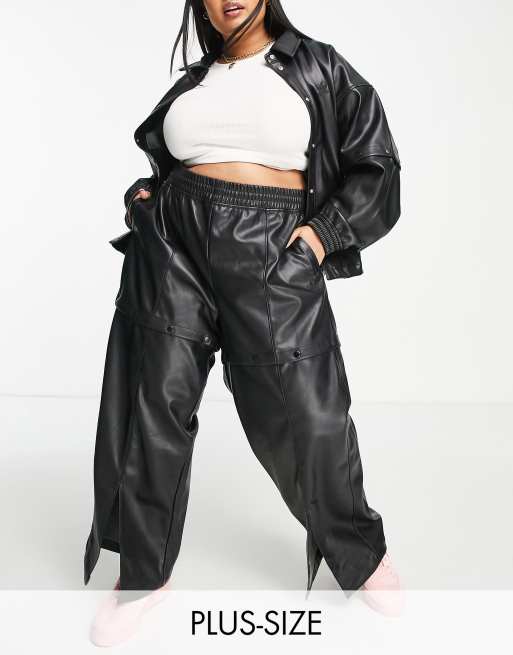 adidas Originals Plus – Hose aus Kunstleder in Schwarz mit Saumschlitz und Druckknöpfen
