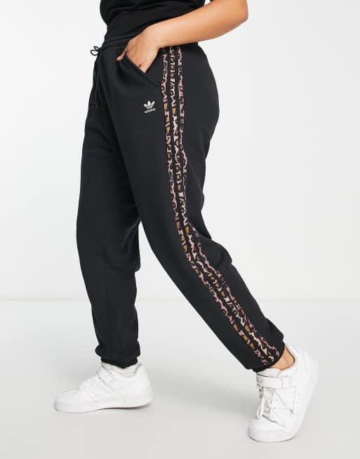 adidas Originals Plus Joggers neri con tre strisce con stampa leopardata