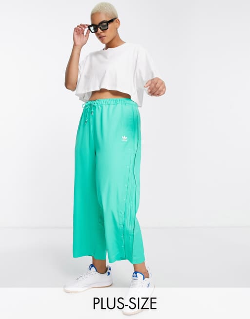 adidas Originals Plus - Ruimvallende broek met drukknopen in groen
