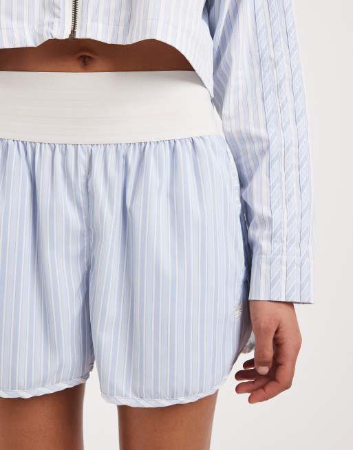 adidas Originals – Premium Essentials – Shorts in Blau gestreift, 2 von 5