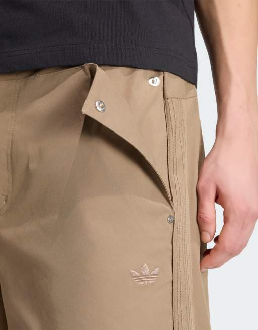 adidas Originals – Premium Essentials – Weite Hose in Khaki Six, 3 von 4