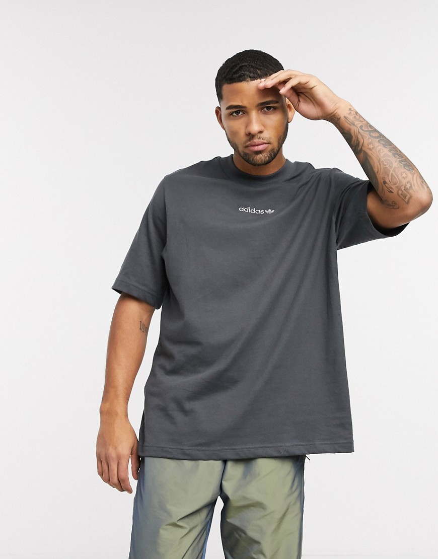 Adidas Originals - Premium T-shirt met logo en geborduurde achterkant in grijs met overdye