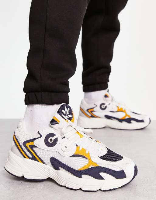 adidas Originals - 'Preppy Varsity' - Astir - Sneakers in gebroken wit met mosterdkleurige details