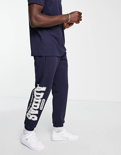Joggers oversize scuro con logo grande Asos Uomo Abbigliamento Pantaloni e jeans Pantaloni Joggers Preppy Varsity 