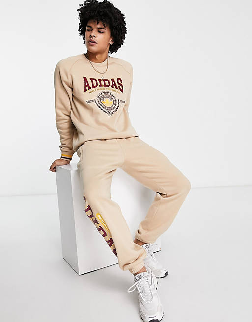 adidas Originals – Preppy Varsity – Sweatshirt in Beige mit großem Logo |  ASOS