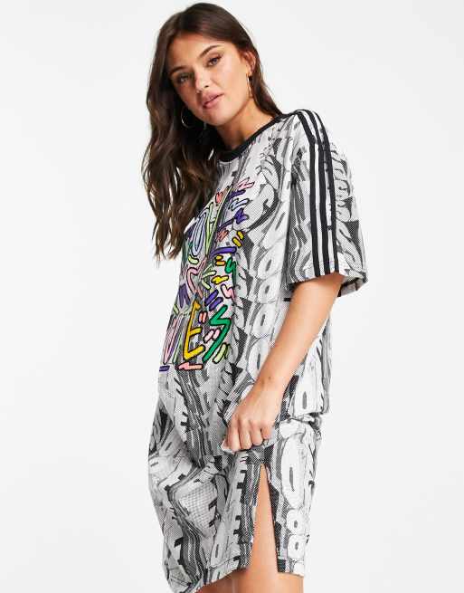 adidas Originals – Pride – Svart mönstrad t-shirtklänning med 'Love Unites'-tryck