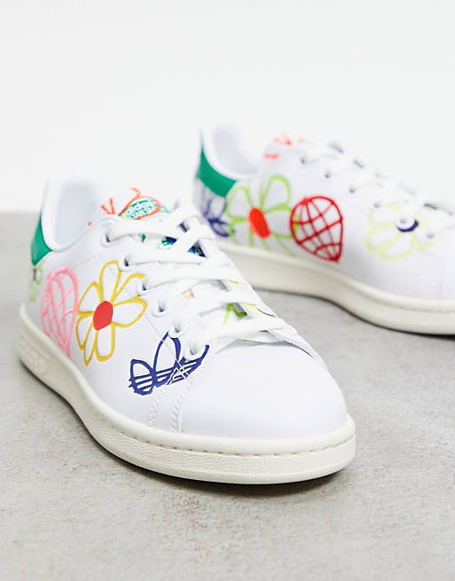 adidas Originals  Stan Smiths in white with all over graphic print - WHITE