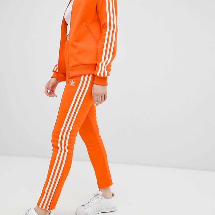 Met pensioen gaan scheiden Airco Adidas Originals - Rechte broek met drie strepen in oranje | ASOS