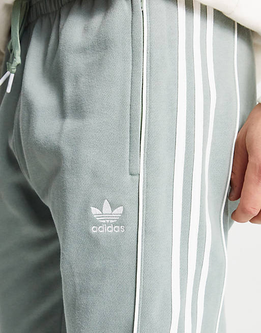 adidas Originals – Rekive – Jogginghose in Grün mit den 3 Streifen | ASOS