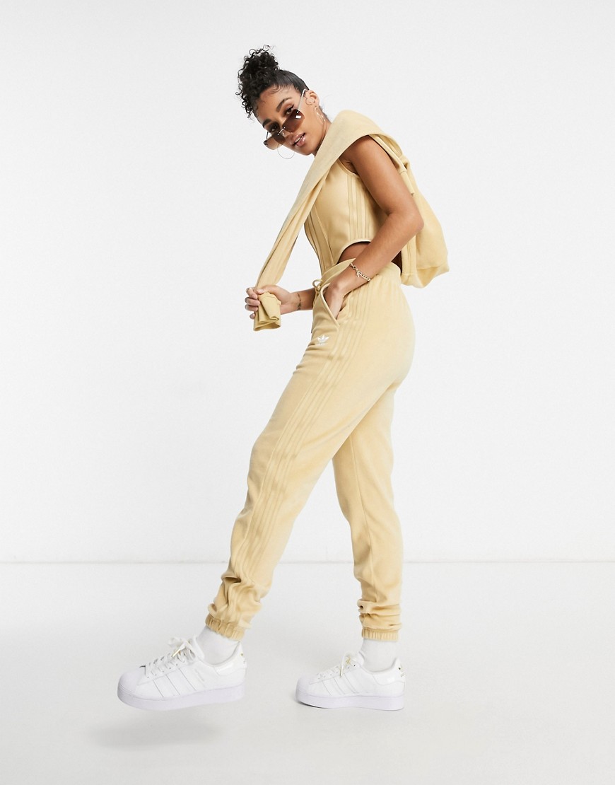 Adidas Originals – 'Relaxed Risqué' – Beigefärgade mjukisbyxor i velour