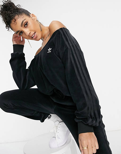 adidas Originals - Relaxed Risqué - Sweatshirt med offshoulder-detalje i sort velour