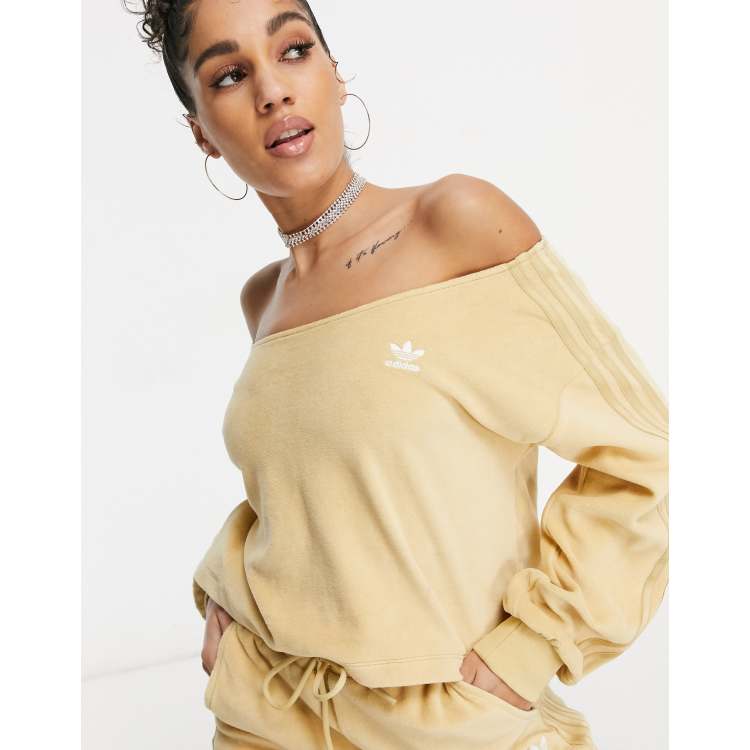 adidas Originals Relaxed Risqu Velours sweatshirt met blote schouders in beige