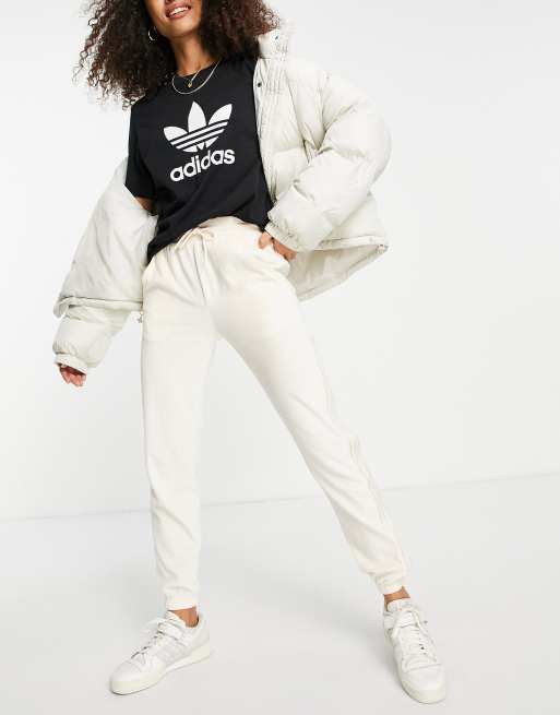 adidas Originals – Relaxed Risque – Welurowe joggersy w kolorze złamanej bieli