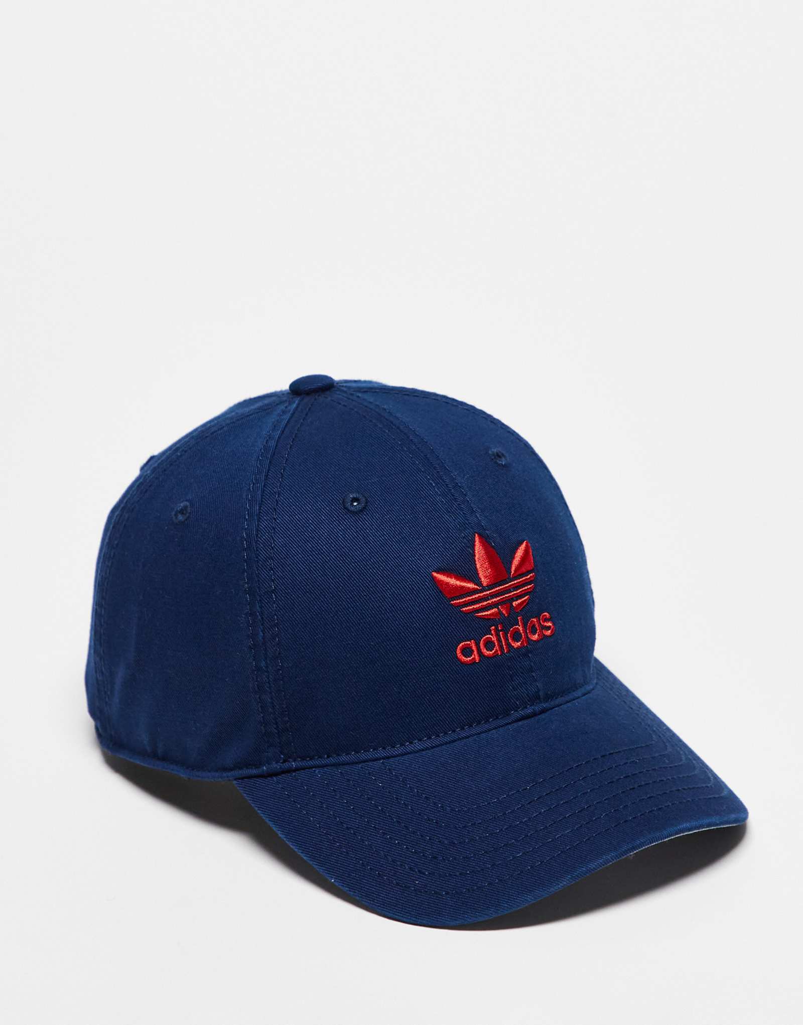 непринужденная кепка adidas Originals с ремешком на спине темно-синего и красного цветов