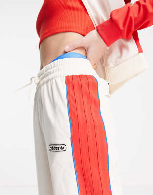 adidas Originals - 'Retro Luxury' - Trainingsbroek met wijde pijpen in  gebroken wit met monogramprint | ASOS