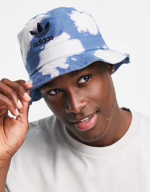 Humoristisch achterzijde autobiografie adidas Originals reverse dye bucket hat in blue | ASOS