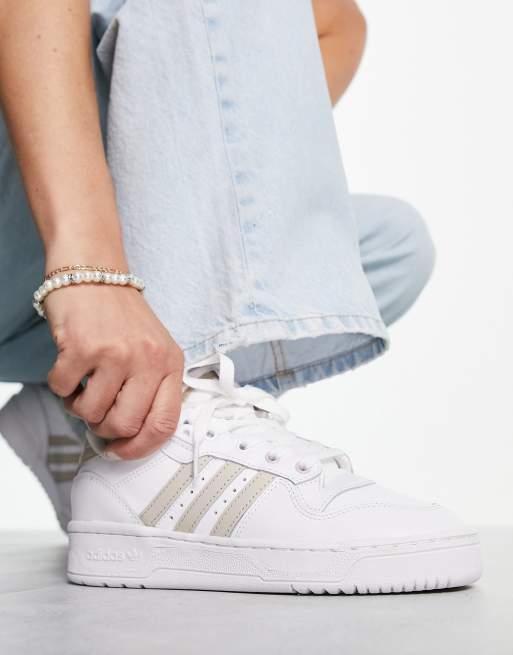 Adidas blanche shop et beige