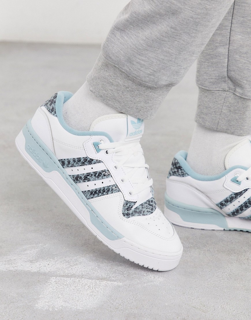 Adidas Originals - Rivalry - Hvide og blå lave sneakers med slangeskind