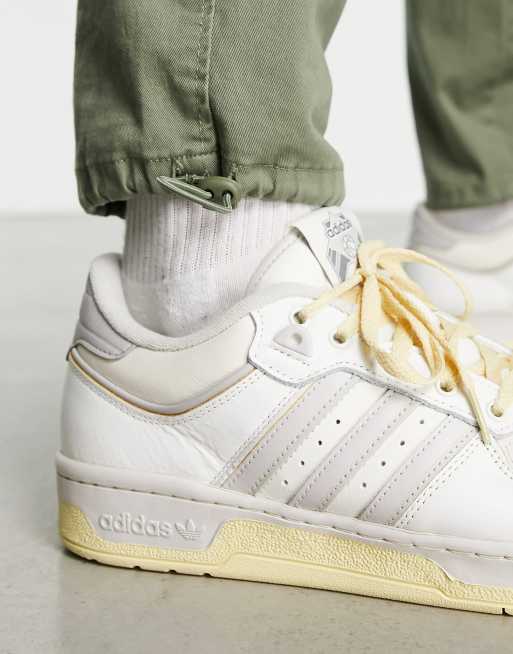 adidas Originals Rivalry Low 86 Sneakers in wit en grijs