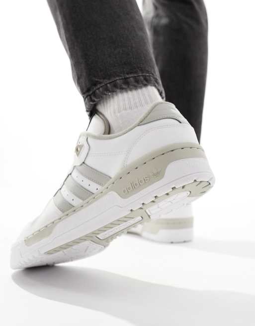 adidas Originals Rivalry Low Sneaker in WeiB und Grau ASOS