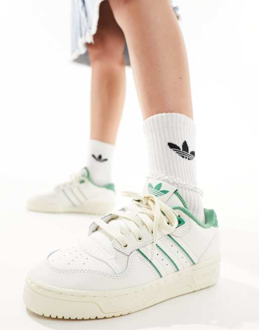 adidas Originals – Rivalry Low – Sneaker in Weiß und Grün