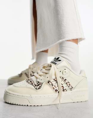 adidas Originals - Rivalry - Niedrige Sneaker in gebrochenem Weiß mit Leopardenmuster