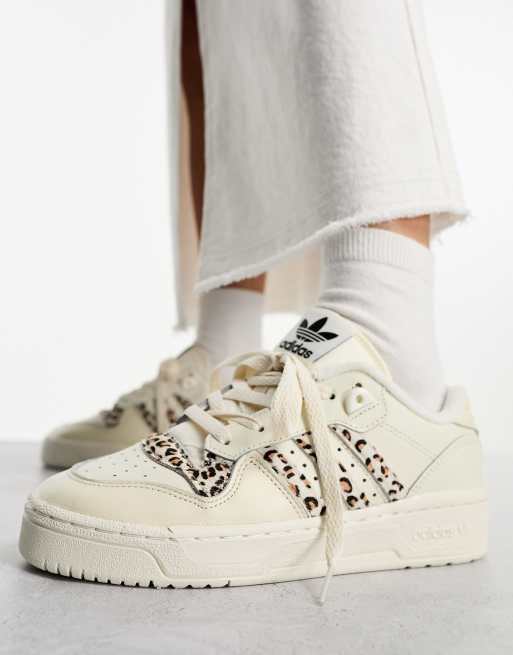 adidas Originals Rivalry Niedrige Sneaker in gebrochenem WeiB mit Leopardenmuster