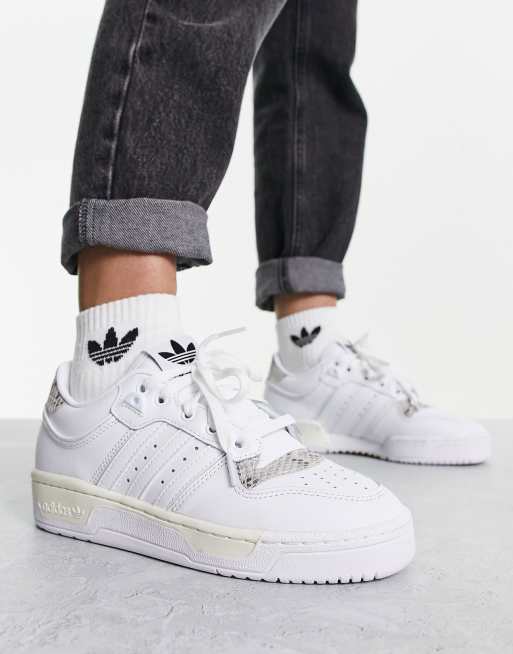 adidas Originals Rivalry Sneakers in wit en slangenprint ASOS