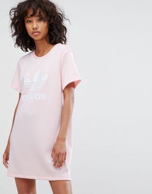 adidas Originals - Robe t-shirt à logo trèfle - Rose pâle | ASOS