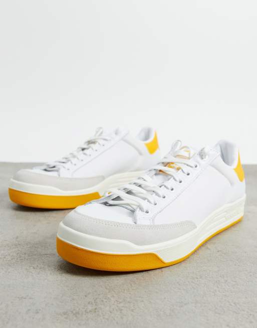 Mellemøsten smukke Hæl adidas Originals Rod Laver sneakers in white | ASOS