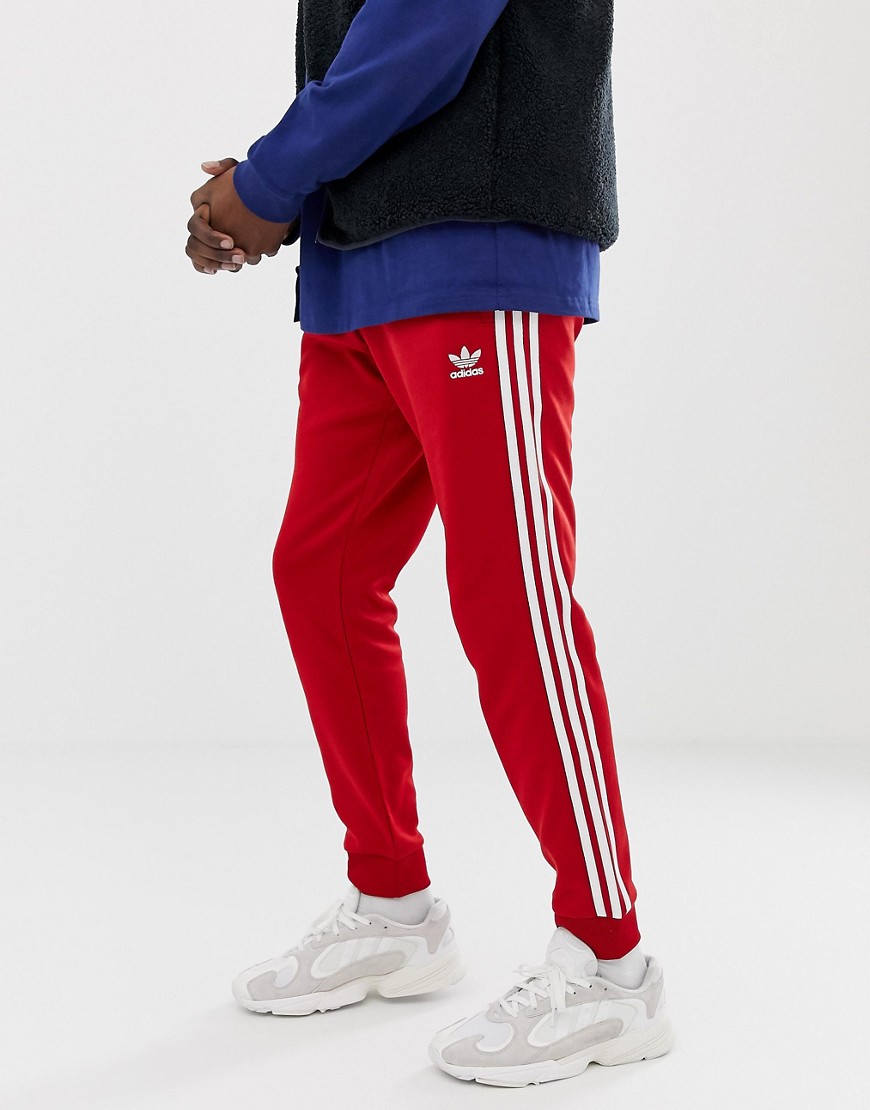 Adidas Originals – Röda mjukisbyxor i extra smal passform med 3 ränder och muddar DV1534